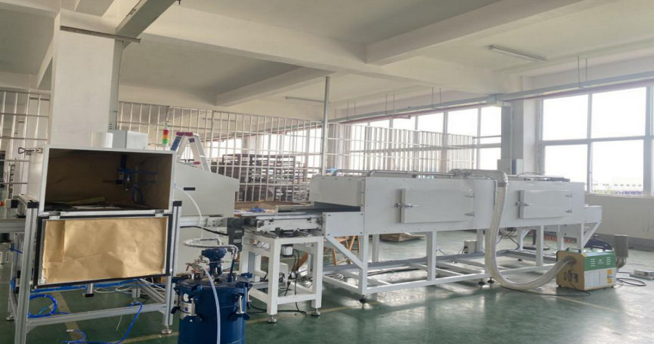 尊龙人生就是博首页特瓷陶瓷橡胶复合衬板硫化喷胶线