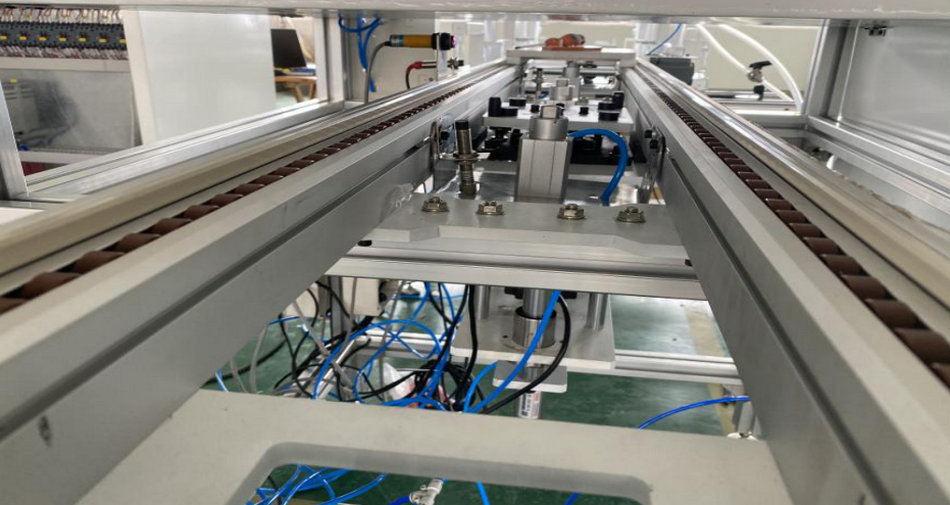 尊龙人生就是博首页特瓷陶瓷橡胶复合衬板硫化喷胶线