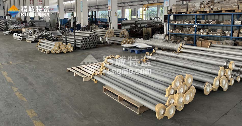 尊龙人生就是博首页特瓷锂电池内衬陶瓷运送管道生产车间