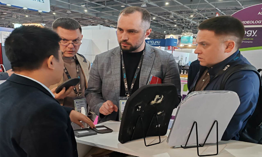 湖南尊龙人生就是博首页携最新防弹产品亮相法国欧洲国际防务展